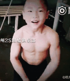 七岁男孩练出8块腹肌,猛男们瞬间被碾压