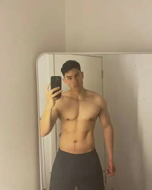 黝黑硬自拍照来袭,叉腿样子真帅呀