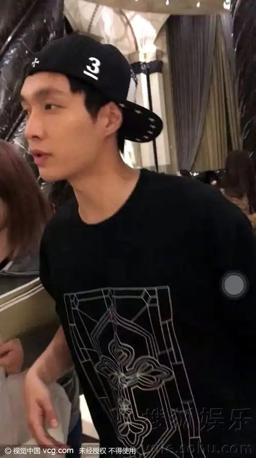 软萌无辜好萌张艺兴反戴帽子现身一脸疲惫8163335