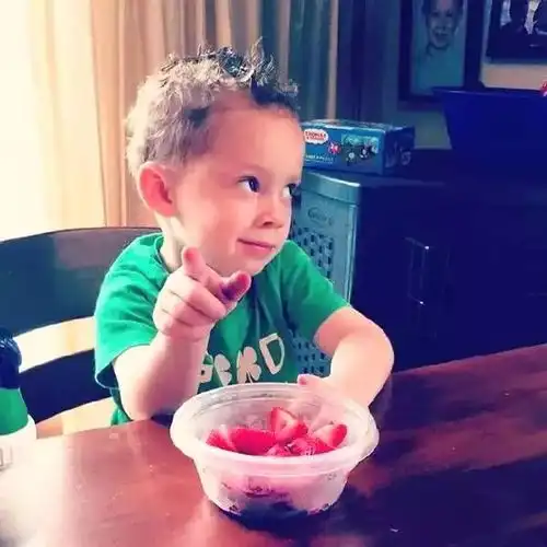 靠尴尬而不失礼貌的尬笑收获百万粉丝,居然这样也可以成名