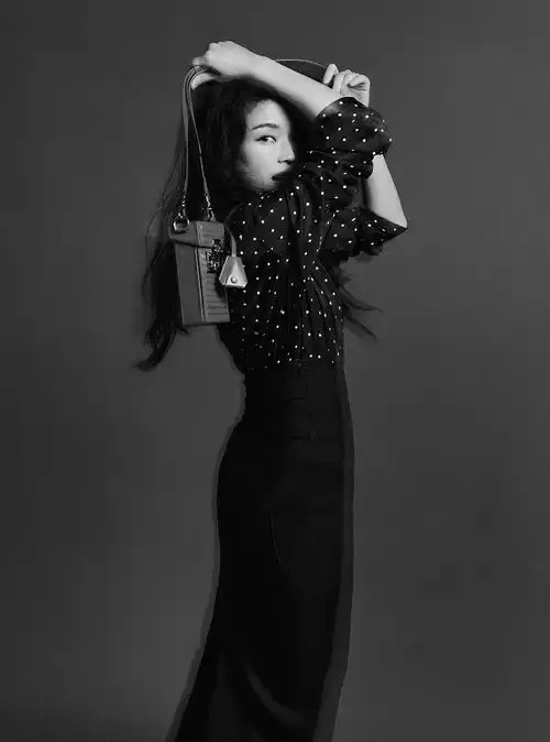 舒淇最新写真出炉,黑白色调冷淡又高贵,看身材真不像是已婚的人