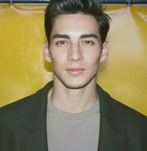 26岁美国亚裔男歌手二度当爹