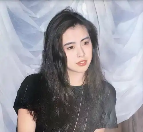 她曾是刘德华的梦中情人,却因拒绝求婚而隐退,迷倒众生