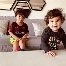 梅西晒全家福三个萌娃太可爱