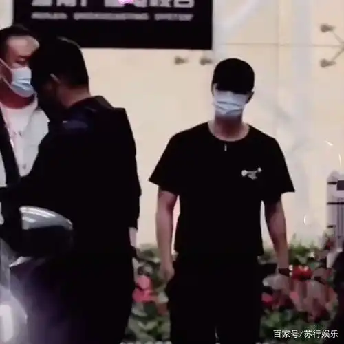 王一博录节目收工身材强壮了太多,肌肉明显男人味十足