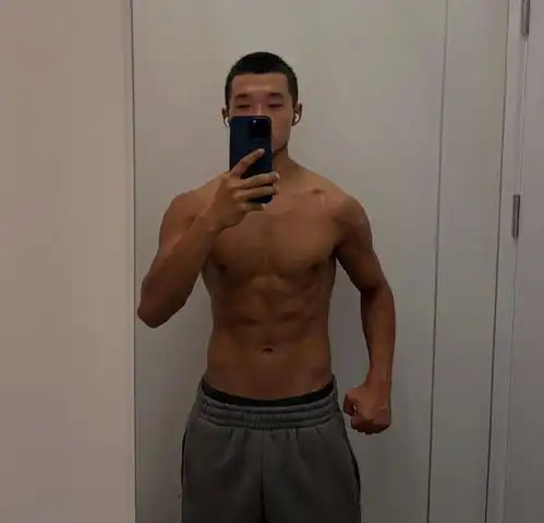 寸头爷们儿霸气生猛,黝黑色肌肤性感迷人,一身腱子肉酷毙了