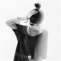 求一情侣头像黑白的,我有男的,但是女的我找不到了大家帮忙找下急用谢谢啦