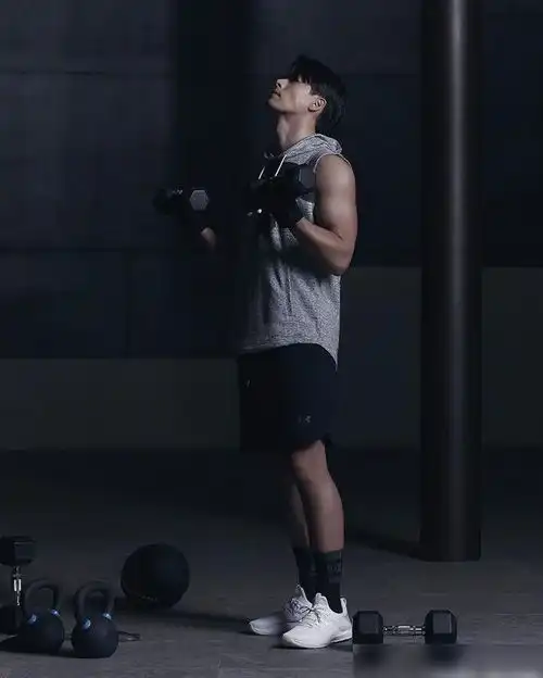 玄彬gqkorea运动风画报,凸显肌肉线条,满满的男性荷尔蒙