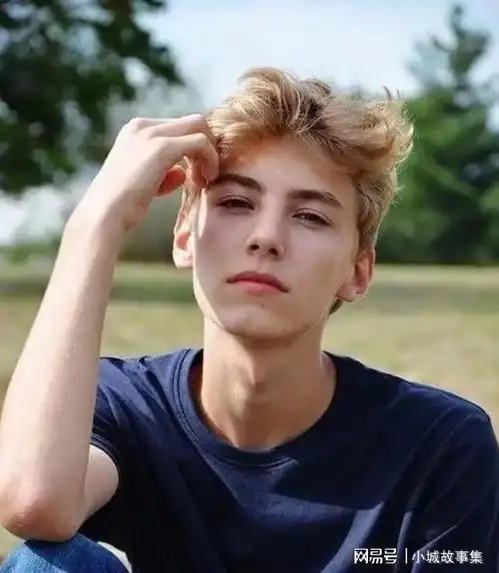 不小心成了男神的女主角,参观他家时,我发现他房里贴满我的照片