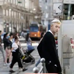 1日上午,d社公开了一组灿烈高清照片,米兰街头的高贵王子,一举一动都是充满