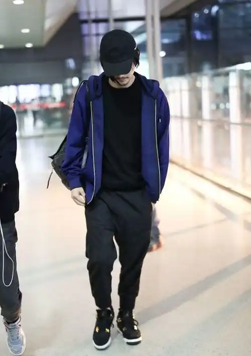 陈晓真是越来越帅气了,明明穿得这么朴素,却越看越有男人味