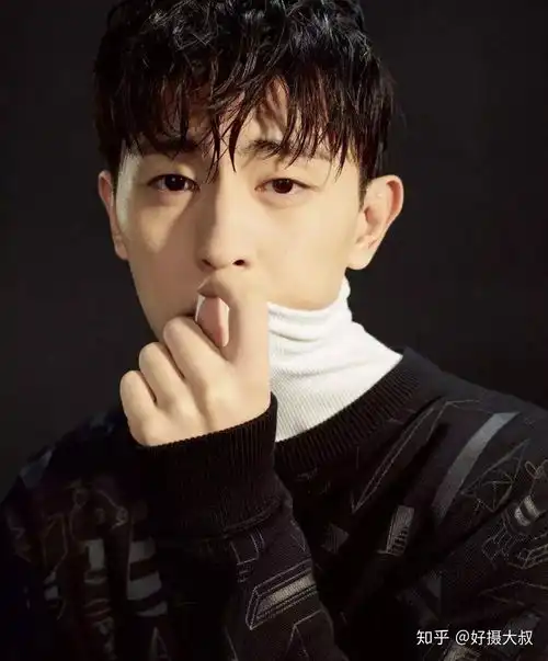 男生拍照时如何摆姿势