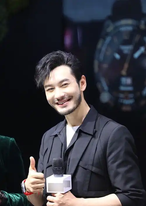 黄晓明晒生日照,戴时髦渔夫帽凹造型,黑白交错胡须意外暴露年纪