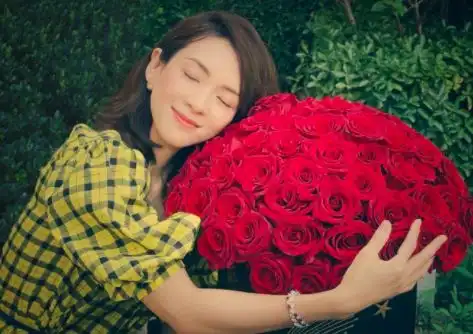 章子怡儿女片场探班,儿子露正脸呆萌十足,5岁醒醒乖巧牵妈妈手