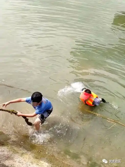 南部一男孩落水,一中学老师跳水救人
