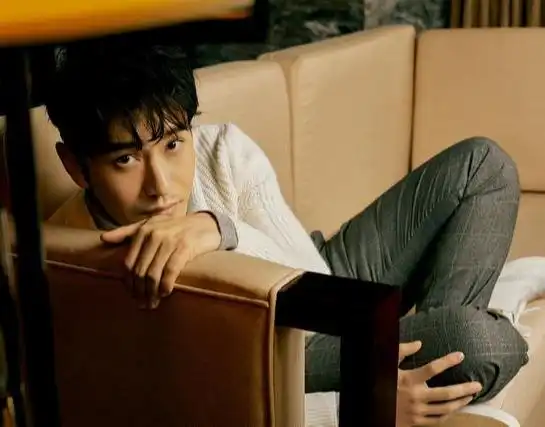 黄晓明画报图,时尚造型走英伦风,每件搭配都男人味十足