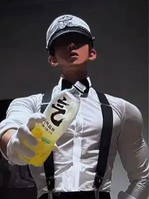 饮料界男菩萨疯狂拍视频椰树看了都脸红