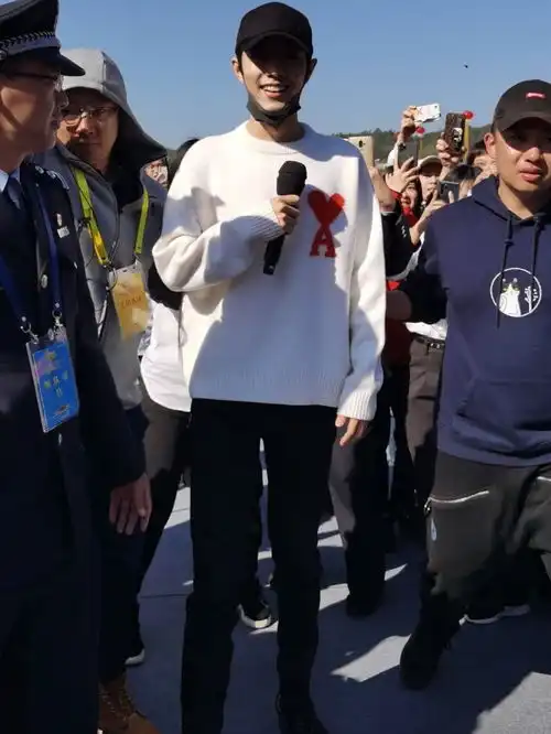 28岁肖战和31岁朱一龙,简约造型现身活动,白衣少年vs黑衣绅士