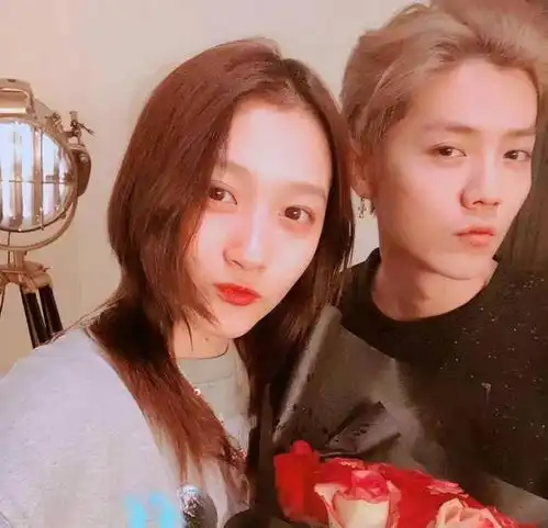 鹿晗关晓彤现身日本旅游,双手插兜买海鲜,女方穿搭被吐槽像大妈