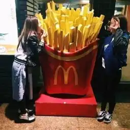 我会走到你身边给你一个拥抱,毫不犹豫