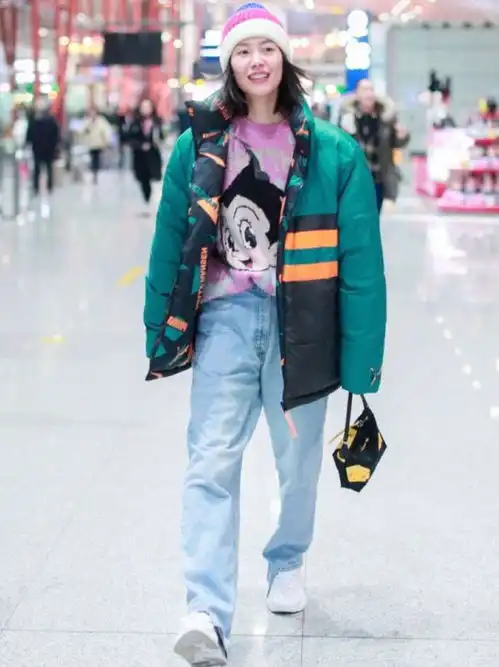 同穿粉色阿童木毛衣,男帅女美不分上下依旧保有纯真和可爱