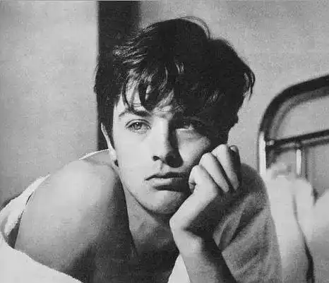 地球球草阿兰德龙去世晚年遭日本女友虐待,给子女留23亿遗产