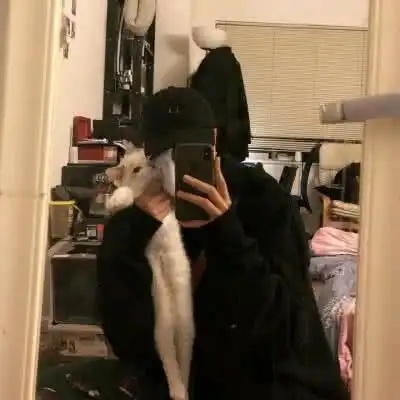 最近火了一种男生头像,叫假装有对象,女生像极了爱情