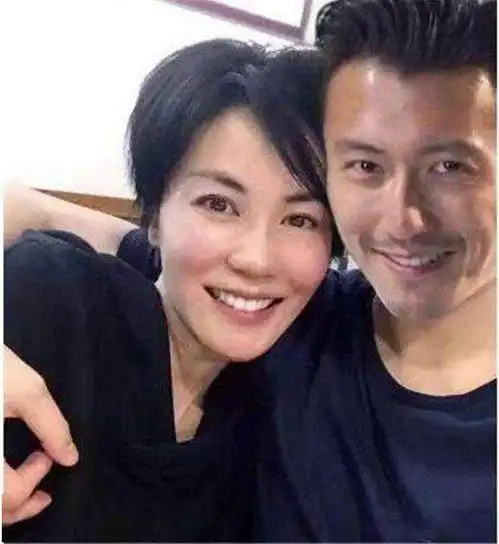 王菲撇下谢霆锋,与男闺蜜参加音乐节,蹦迪太嗨,不小心弄丢帽子