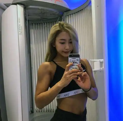 有图有真相,健身美女扛着男友做深蹲,力量不容小觑