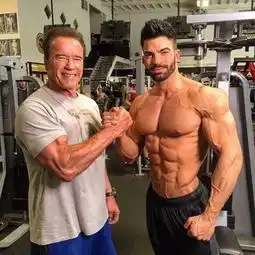 还记得新疆最帅的童星阿尔法吗他练出了一身腱子肉,头顶却秃了