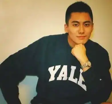 从单亲家庭内向小男生到哈佛耶鲁全奖,百万年薪的男神学长活出了一部励志偶像剧