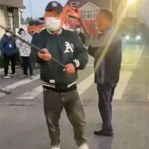 网传江苏东台一省道旁多名戴口罩男子持棍打人派出所确有此事,打人者已被抓