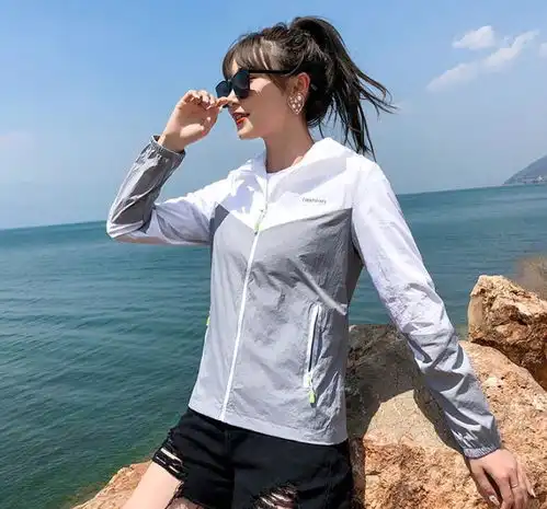 老掉牙的防晒衫就别穿了吧,看我媳妇身上穿的防晒衣,清凉又舒适