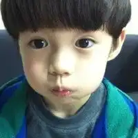 小男孩吃冰淇淋头像