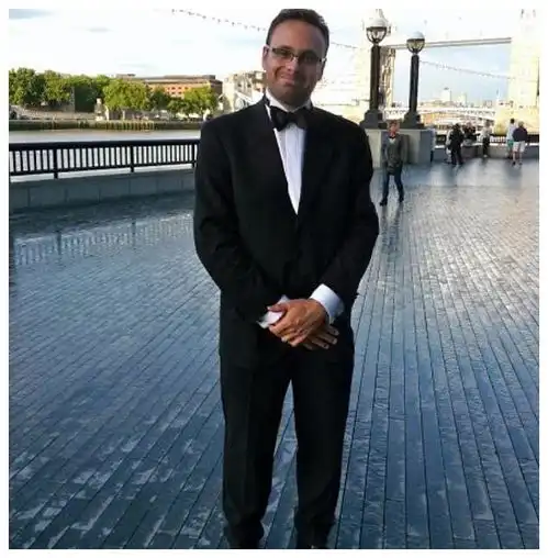 英国45岁男子与女网友奔现,第一次约会甜蜜亲吻,向她索赔121万