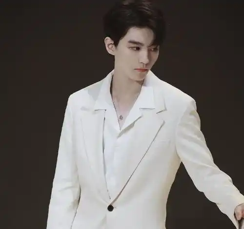 王俊凯米色西装出席活动,优雅又帅气,这个男孩子终于长大了