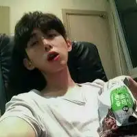 求8张大概14岁的男孩头像,比较帅一点的,一定要是同一张