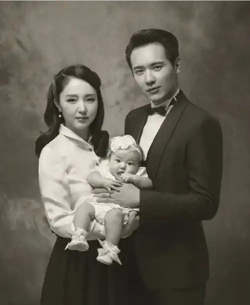 41岁董璇离婚后很潇洒,晒性感泳装照,身材完美大长腿抢镜