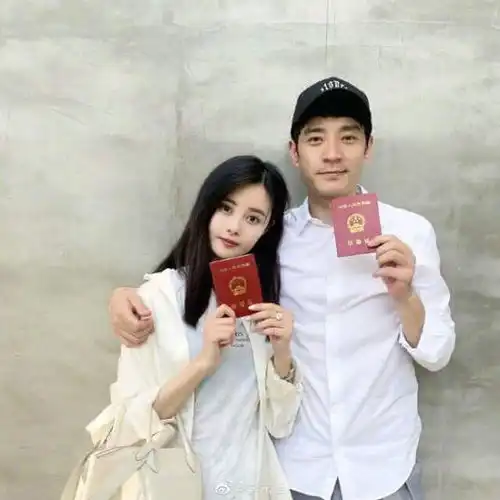 李光洁升级当爸爸,怀抱婴儿与妻子现身,隋雨蒙大秀美腿恢复完美