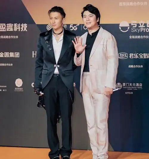 谢霆锋穿黑西装配黑衬衫,亲自为国货站台,备受大家好评