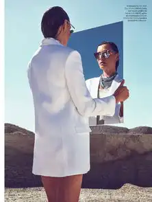 湛蓝天空下的白衣女星,人与自然的完美融合