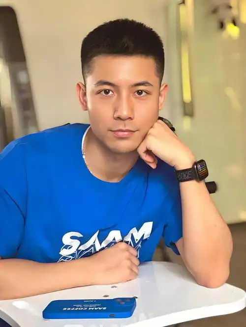 男生不烫不染的发型帅气自然,这3款干净利落,谁剪谁好看