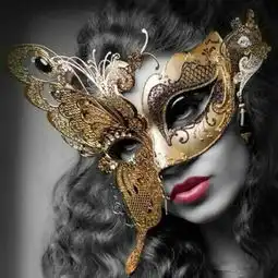 女生换了戴面具的头像