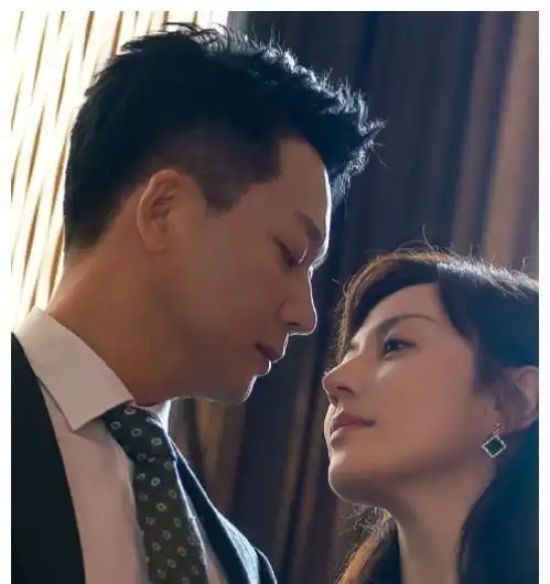 51岁刘奕君玩滑板,娶二婚娇妻,活成所有男人梦想的样子