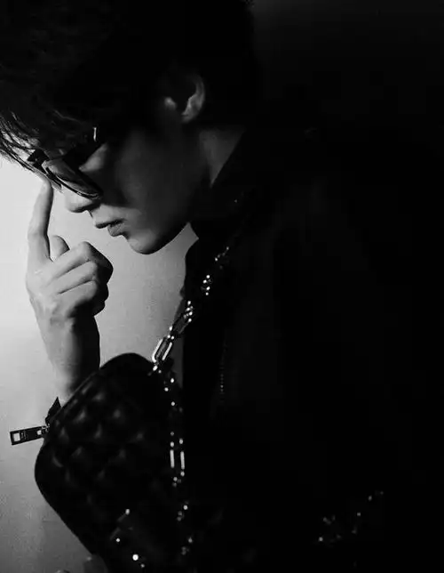 240111檀健次黑白写真霸气侧漏,尽显机车男孩魅力