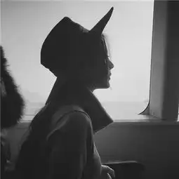 黑白头像2018女生长发冷酷背影图片我为何要把疼爱给不要的你