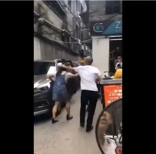 妈妈被扯头发拽倒,小男孩护母心切跪地大哭求放过叔叔,求求你