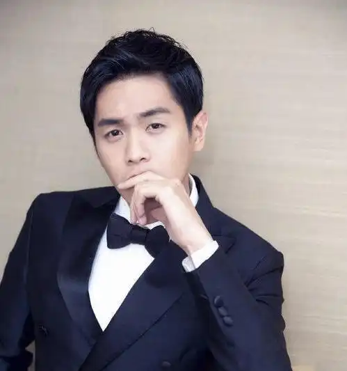 毛晓彤被围攻,张若昀机智解围,把绅士刻入骨子里的他让人喜欢