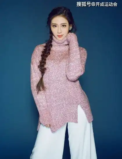 网传国乒张继科和张蕊约会穿情侣装漫步小区,身后小男孩抢镜