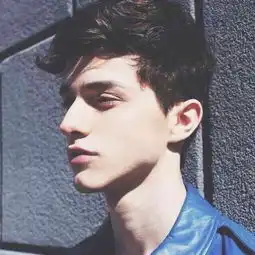 男头欧美他的睫毛那么长蓝色忧郁